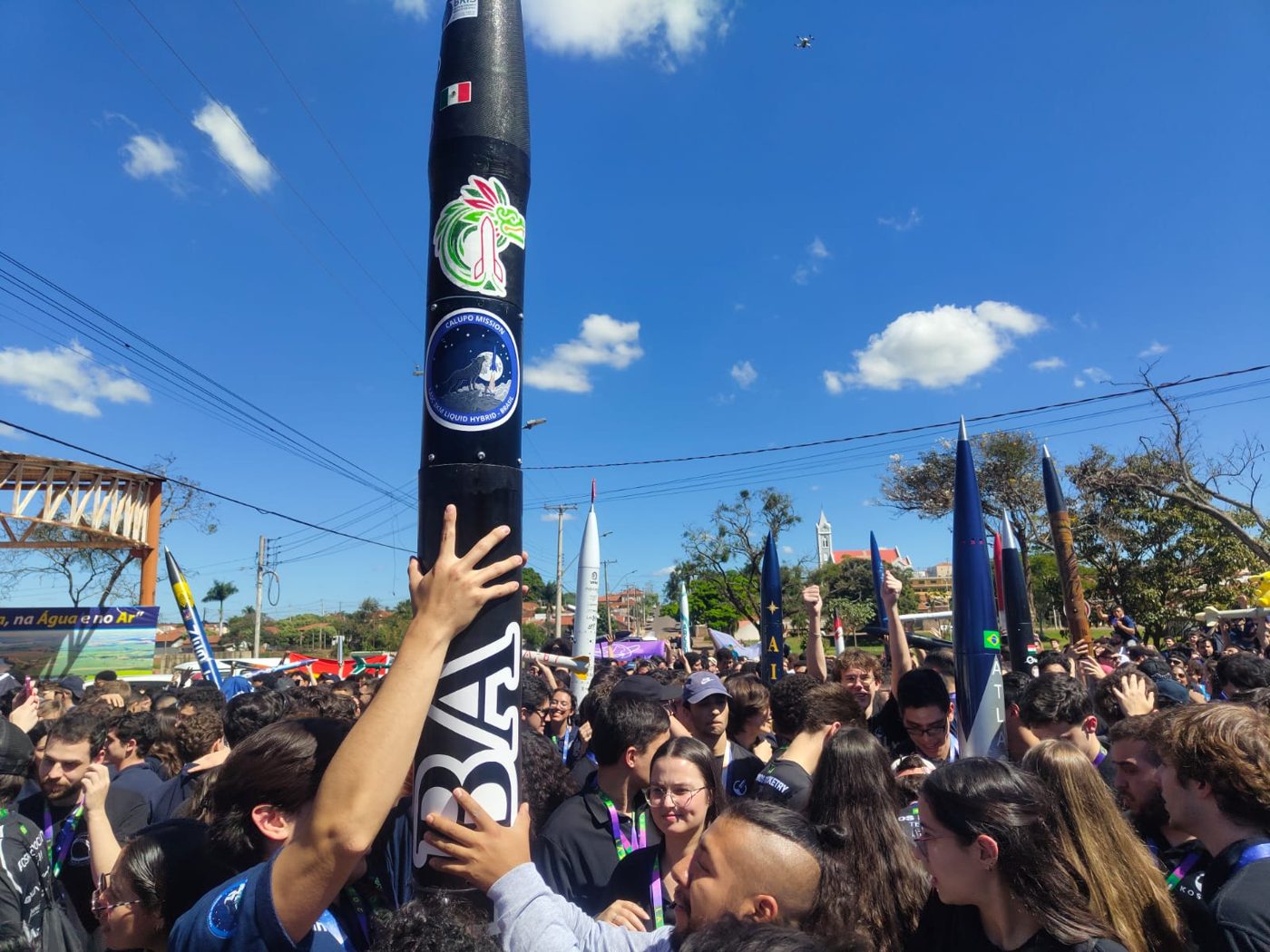 Xibalba levantado entre el público en el Latin American Space Challenge 2026