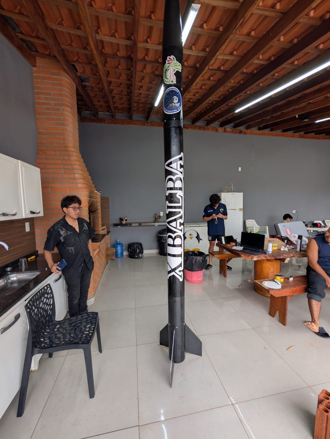 Xibalba armado, de pie dentro del taller